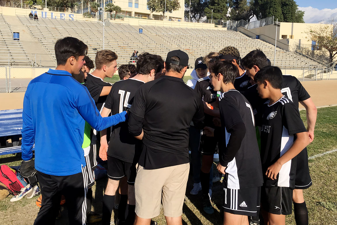 2018-09-boys-soccer-huddle